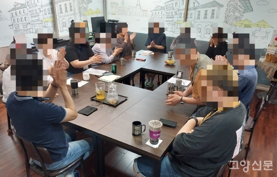 차를 마시며 함께 이야기를 나누는 집단상담 프로그램. [사진제공=일산그리다마음건강센터]