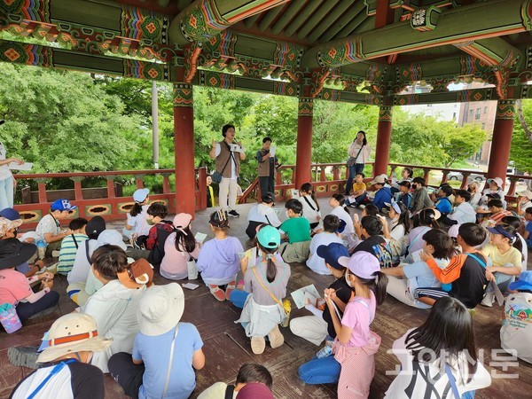 의장대공원에 위치한 의장대에서 임진왜란 당시 의병과 행주대첩 이야기를 듣고 있는 흥도초등학교 학생들