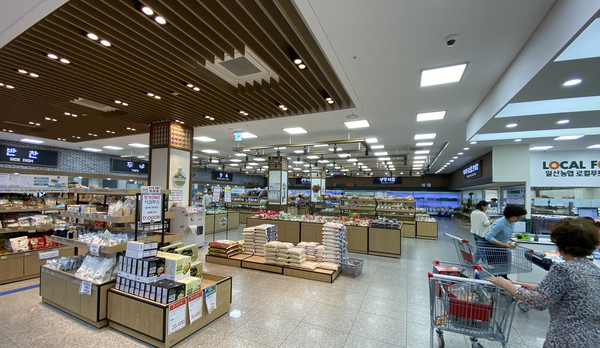 일산농협 로컬푸드직매장 장항점 전경. 늘 붐비는 데는 이유가 있다.