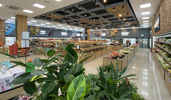 지도농협 로컬푸드직매장 내부 전경. 널찍한 내부는 소비자의 동선을 고려했다.