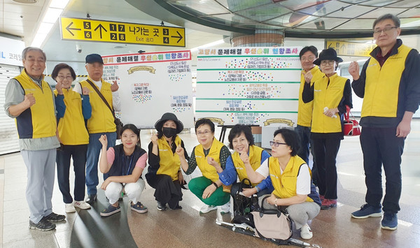 선배시민 자원봉사단 욕구조사에 자리한 일산주민(Zoom:in) 모니터링봉사단.