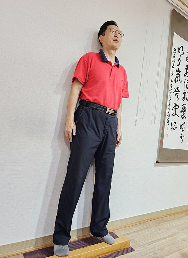 O Presidente Eom Jae-sam demonstra um exercício de estimulação do pé palito.  Chefe do Iom "Você pode se tornar saudável apenas exercitando-se constantemente usando uma barra quadrada para estimular uniformemente as solas dos pés e os dedos dos pés."Ele confirmou.
