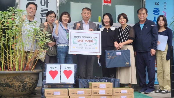 효자동 지역사회보장협의체가 저소득 취약계층을 방문해 선물세트와 건강보조식품을 전달했다.