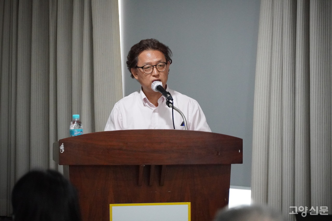 최용석 한국문화복지연구원장이 '고양시 예술인 복지증진에 관한 조례안'을 설명하고 있다.