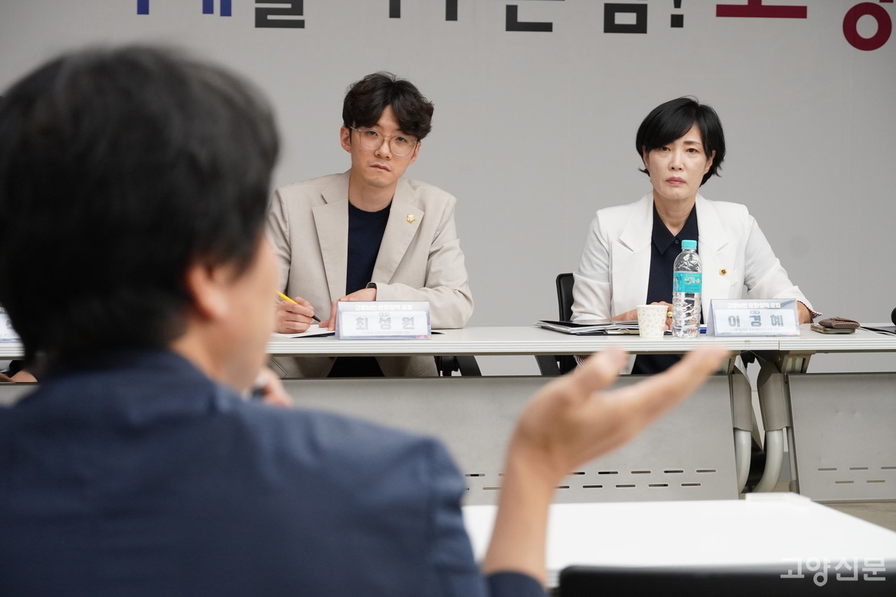 최성원 고양시의원과 이경혜 경기도의원이 포럼에 참석한 김정철 영화 촬영 감독의 의견을 듣고 있다.