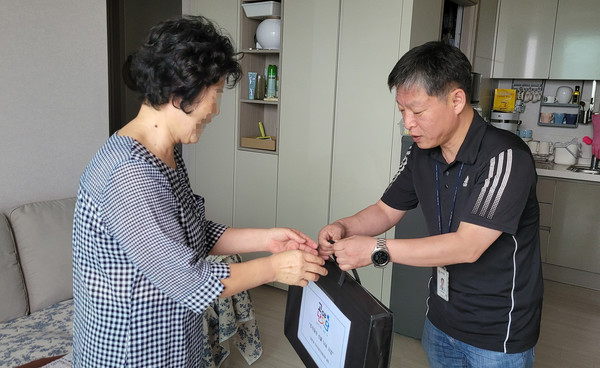 장항1동 지역사회보장협의체가 지역 저소득 장애인가구에 명절 선물세트를 전달했다.