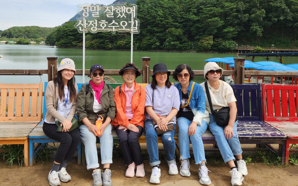 즐거운 시간을 보내는 자원봉사자들.