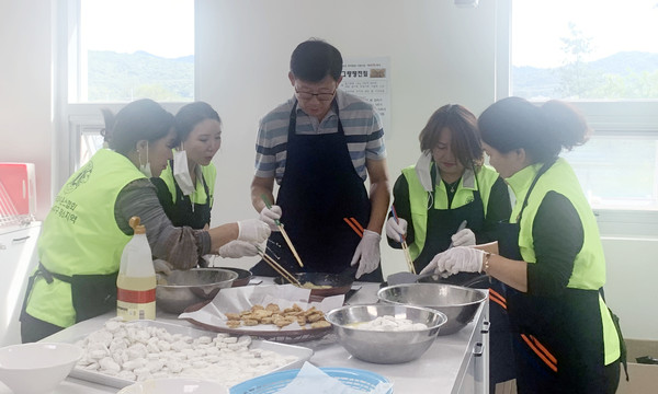 이기문 고봉동장과 봉사자들이 전을 부치고 있다.