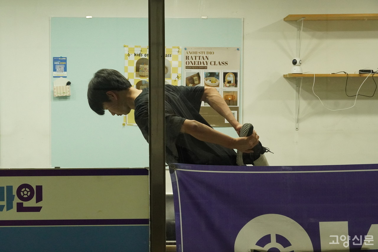 권늘찬 선수가 훈련에 앞서 스트레칭을 하고 있다.