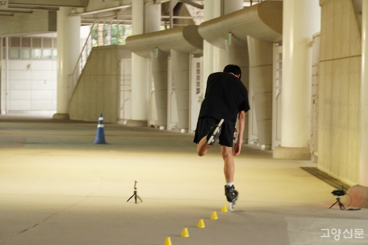 스피드 슬라럼은 80cm 간격의 20개 콘을 빠르게 지나가야 하는 종목이다.