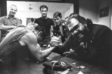 '아웃사이더' 촬영장에서 톰 크루즈와 팔씨름을 하며 노는 코폴라 감독.