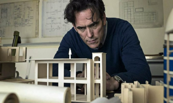  에서 살인을 예술이라 주장하는 연쇄살인범을 섬뜩하게 연기한 맷 딜런.