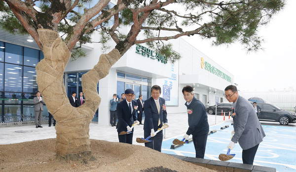 준공식에서 기념식수를 하고 있는 김진의 조합장(왼쪽에서 두 번째)과 내빈들.