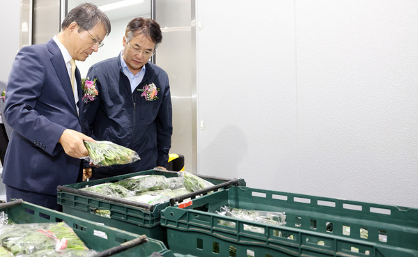 김진의 조합장이 로컬푸드판매거점센터를 둘러보며 이동환 시장과 내빈들에게 각각의 기능을 설명했다.