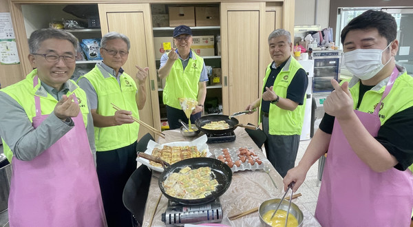 음식을 만드는 봉사자들.