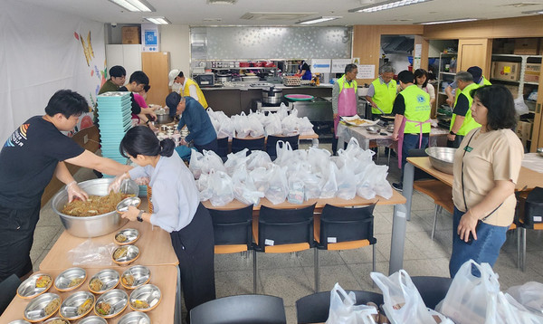 이날 행사를 위해 음식을 만들고 정성스럽게 나누는 봉사자들.