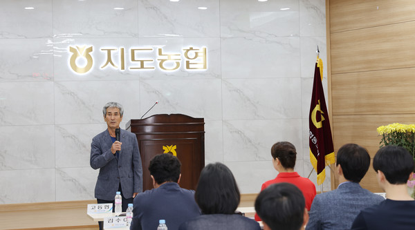 이용태 지도농협 장학금선정위원이 선발 과정에 대해 설명하고 있다.