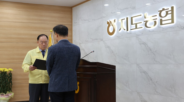 장순복 지도농협 조합장이 장학금을 전달하고 있다.