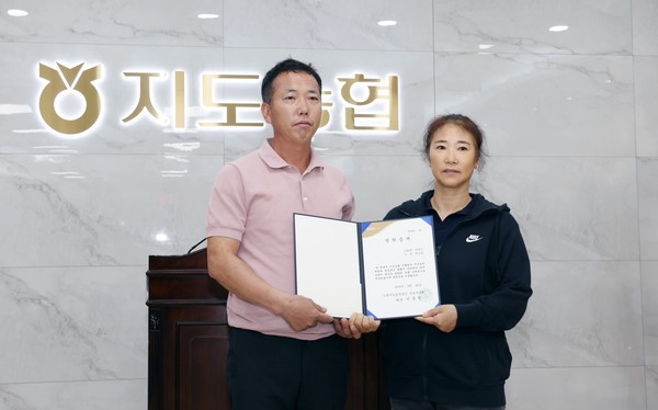 한국농업경영인 지도지구회 이종철 회장(왼쪽)이 장학금을 전달하고 있다.