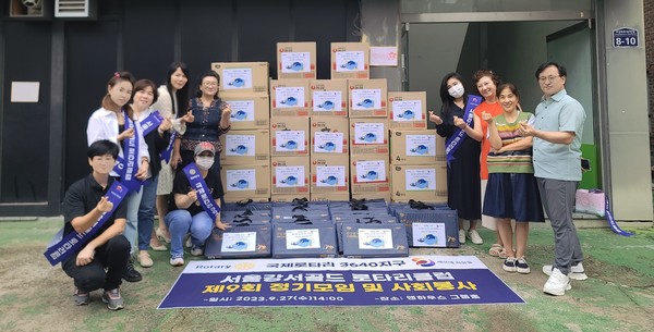 서울강서골드로타리클럽은 27일 고양시그룹홈연합회에 라면과 생필품을 기부했다. [사진제공=서울강서골드로타리클럽]