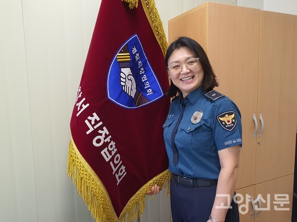 고양경찰서 내 직장협의회 사무실에서 포즈를 취한 김현희 경위.
