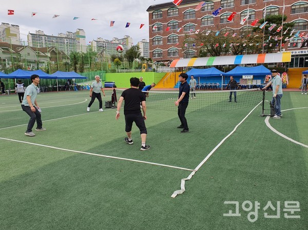 개회식 전 남자동물들이 족구를 하며 분위기를 일찌감치 달궜다.