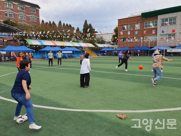 여자동문들이 개회식 전 피구를 하고 있다.