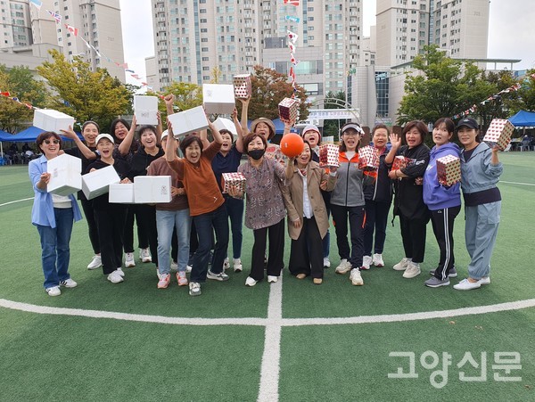 여자동문들이 피구 시상식에서 받은 상품을 들고 기념촬영을 했다.