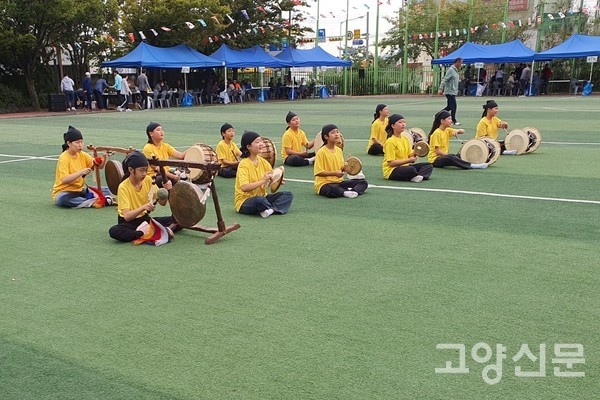 송포초 풍물반 호미걸이 공연이 대회 흥을 한껏 돋웠다.