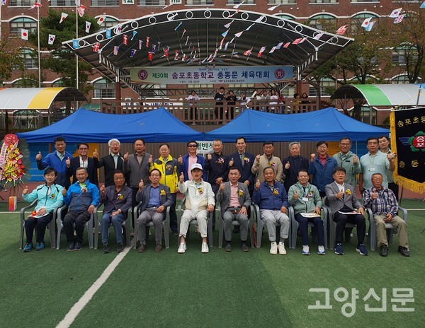 내빈과 임원들이 한자리에 모여 기념촬영을 했다.