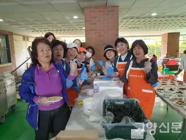 식사봉사를 한 송포농협 고향주모 봉사단들