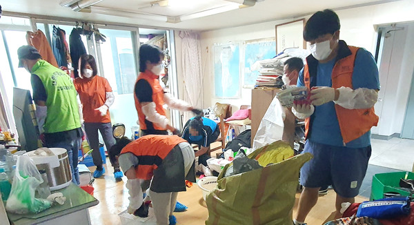 고양시장애인종합복지관이 지역단체와 함께 취약계층 장애인 가정의 주거환경을 개선하고 있다.