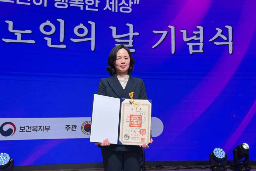 최윤정 고양시대화노인종합복지관장이 '제27회 노인의날 기념식'에서 국민훈장을 수훈했다. [사진제공=고양시대화노인종합복지관]