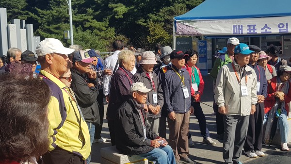  해설사의 설명과 관람 안전수칙을 듣고 있는 조합원들.