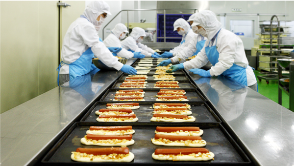 (주)디엔비의 스테디셀러 소시지빵을 만들고 있는 공정. [사진제공=디엔비 웹사이트]