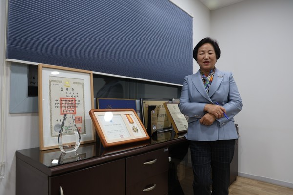 신영이 대표가 그간 받은 표창·감사패, 산업포장을 소개하고 있다.
