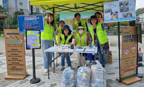 향동종합사회복지관이 덕양구 화전동 일대에서 ‘향동살리미’ 참여자들과 환경보호 캠페인을 열었다. 