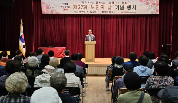 장기욱 관장이 인사말을 전하고 있다.