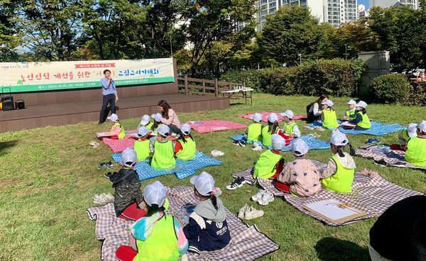 어린이 그림그리기 대회가 진행되고 있다.