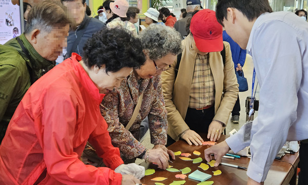 부대행사로 '일산노인에게 바란다'가 진행되고 있다.