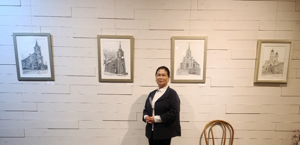 박등기 작가(사진)가 2년여의 시간에 그려진 성당그림으로 두번 째 전시를 큰숲갤러리에서 하고 있다.
