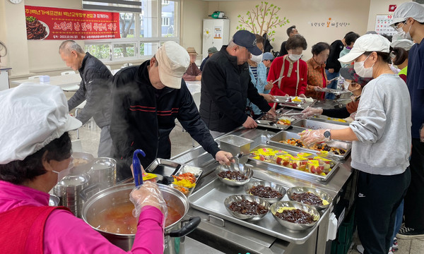 백년교동짬뽕 본점 전문 요리사가 향동종합사회복지관에서 직접 요리를 하며 음식을 대접했다.