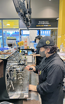 시니어바리스타 1호인 천해순 어르신이  커피를 내리고 있다.