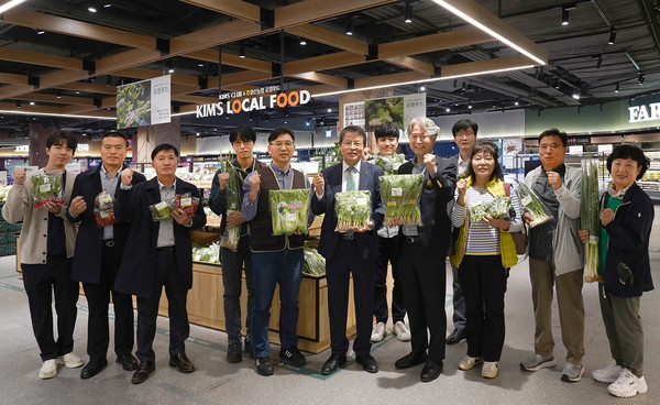 일산농협이 이랜드킴스클럽 불광점에서 로컬푸드직매장 개점식을 가졌다. 