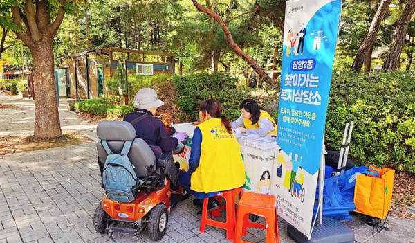 장항2동이 낙민공원에서 ‘찾아가는 복지상담소’를 운영하고 있다. 