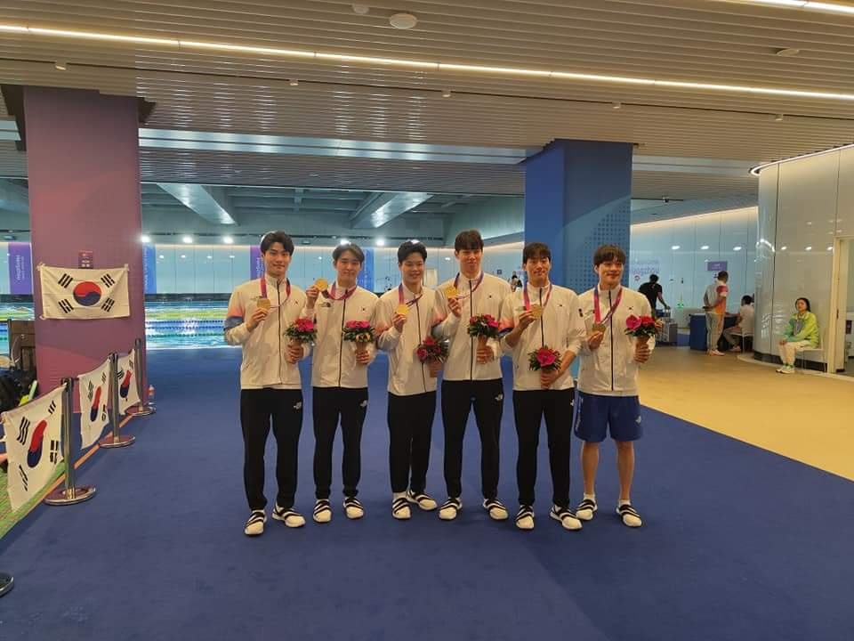 (사진 왼쪽부터) 황선우, 김우민, 이호준, 양재훈, 김건우, 이유연. 남자 계영 800m에 나선 이유연은 예선에서 역영을 펼치며 금메달을 거머쥐었다. [사진제공=고양시]