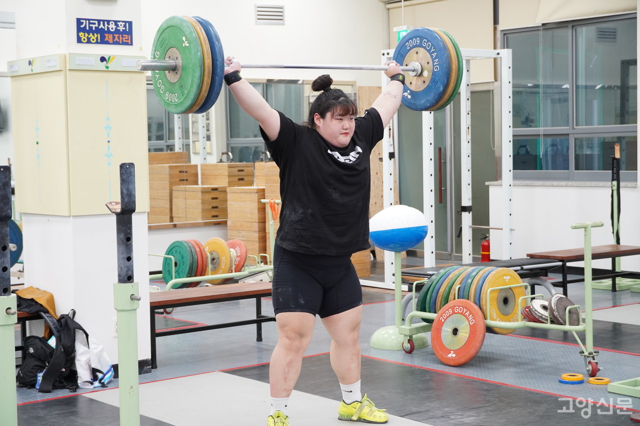 인상 125kg, 용상 169kg, 합계 294kg을 들며 13년 만에 아시안게임에서 금메달을 따낸 박혜정.