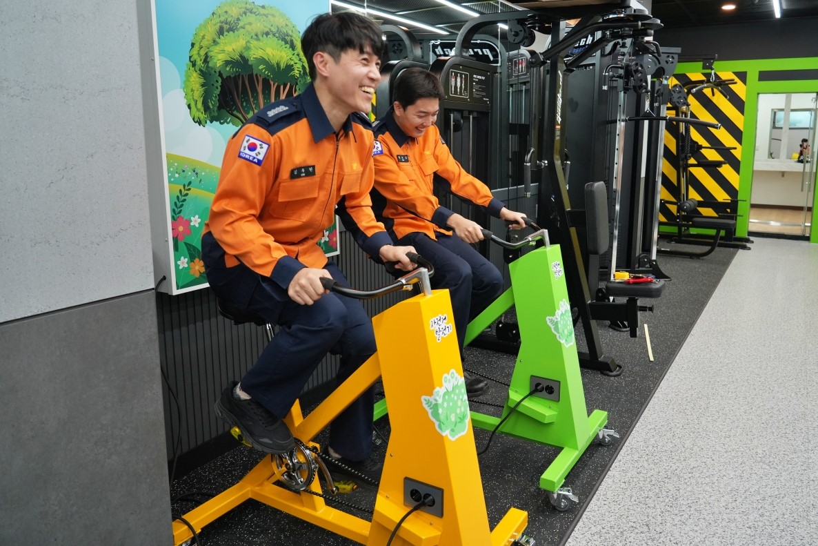고양소방서 직원들이 자가발전 자전거를 체험하며 에너지를 충전하고 있다. [사진제공=고양소방서]