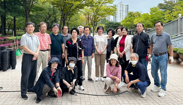 마두2동 주민자치회가 강촌공원 육교 부근 보행로와 청사 인근에 가을맞이 초화 500본을 식재했다.