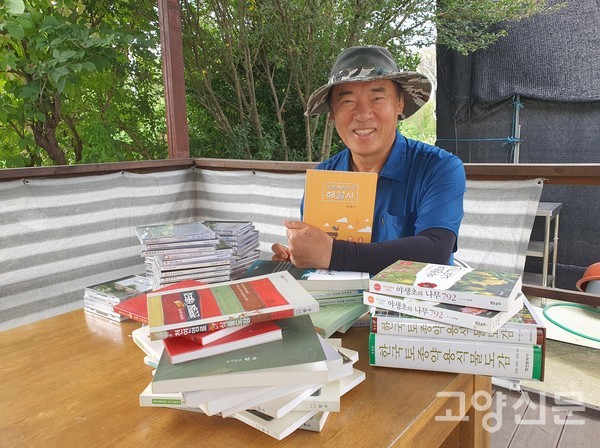정진해 작가가 출판한 책들을 보여주고 있다. 그는 지금껏 200여 권을 펴냈다.